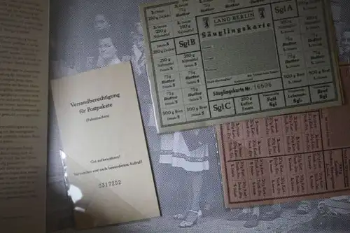 Markenheft Paketzulassungsmarke (PZ I) in Sammelmappe: Warten auf den Tag X; mit Original-Lebensmittelkarten