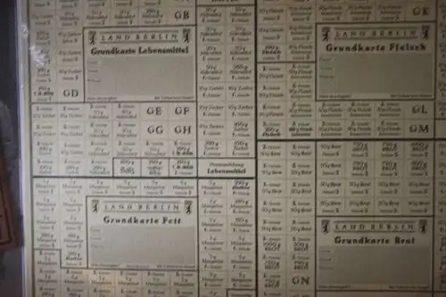 Markenheft Paketzulassungsmarke (PZ I) in Sammelmappe: Warten auf den Tag X; mit Original-Lebensmittelkarten