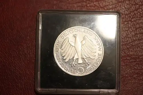 5 DM Silbermünze Gedenkmünze Friedrich Gauss von 1977, in besonderer Kapsel (siehe Artikelbeschreibung), Ausführung stg