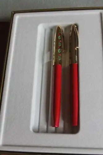 Sheaffer Schreibset; Limited Edition; Holiday Originals - The Holly Pen 1996;
Füllfederhalter und Kugelschreiber