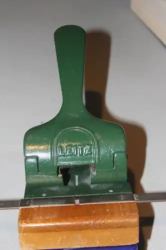 Prospektlocher, Großer Bürolocher von Leitz; 40ziger Jahre, antik