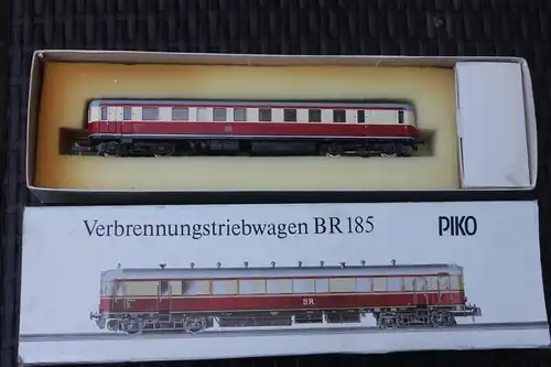 Dieseltriebwagen der Deutschen Reichsbahn;  BR 185; Verbrennungstriebwagen der Baureihe 185;  Mit Beleuchtung; Spur H0; Epoche IV