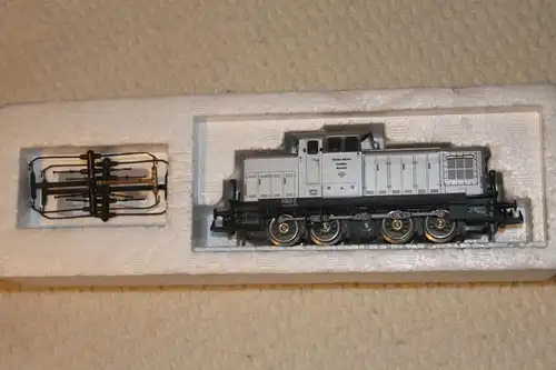 Diesellokomotive BR 106 der Deutschen Reichsbahn; Silberfarben;  Dieselhydraulische Lokomotive; Mit Beleuchtung;  Spur H0; Epoche IV
