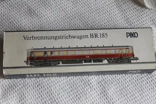 Dieseltriebwagen der Deutschen Bundesbahn;  Verbrennungstriebwagen VT137 / VT 33.3 / BR 185;  Mit Beleuchtung; Spur H0; Epoche IV