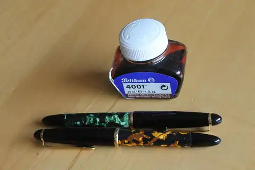 Nostalgischer Vintage Kolbenfüller im Retro-Design, Kolbenfederhalter, Kolbenfüllfederhalter, neu und unbenutzt, M-Feder, in OVP