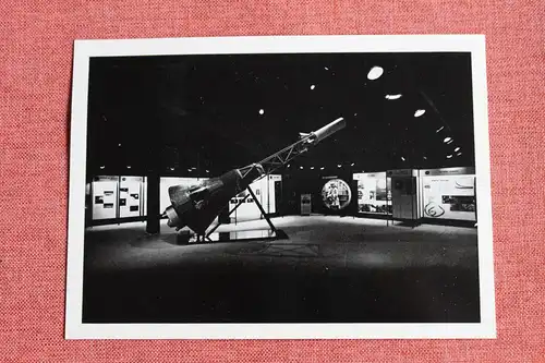 [Echtfotokarte schwarz/weiß] NASA-Weltraumfahrt-Ausstellung in Verbindung mit URANIA Berlin 1963. 