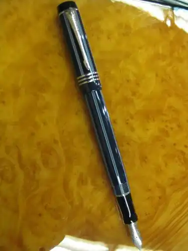 PARKER Duofold Pinstripe Füllfederhalter Limitierte Ausgabe 18 ct. Goldfeder "M"