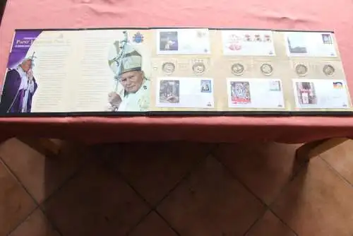 Papst Johannes Paul II.; Hardcovermappe mit Gedenkmedaillen und FDC; lesen