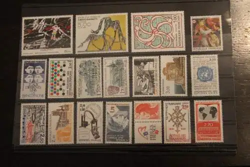 France 1985, 2476-2524; postfrisch, Frankreich Jahrgang 1985, 56 Werte, 1 MH, überkomplett, 3 Steckkarten