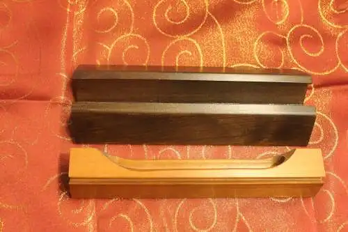 Stiftablage, Holz, 3eckig; Breite: ca.80 mm; Höhe: ca.50 mm; Länge ca. 220 mm