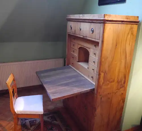 Schreibschrank Biedermeier um 1830, Süddeutsch, Nußbaum furniert