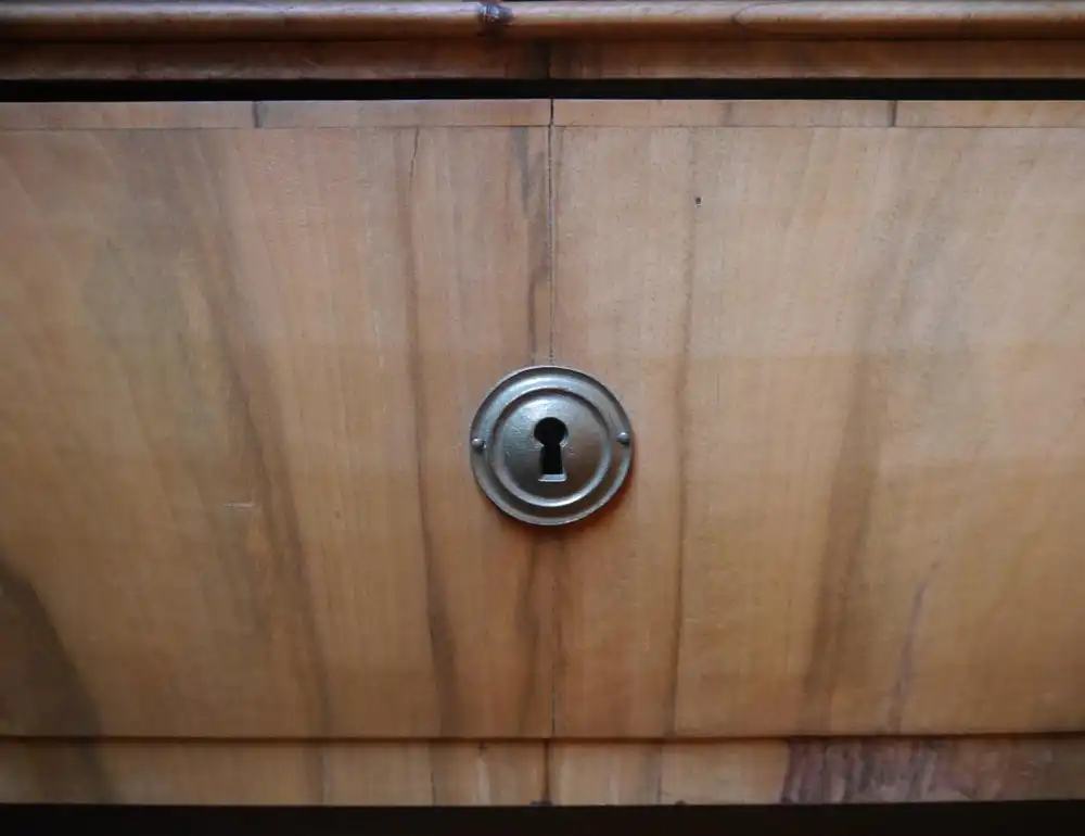 Schreibschrank Biedermeier um 1830, Süddeutsch, Nußbaum furniert 10