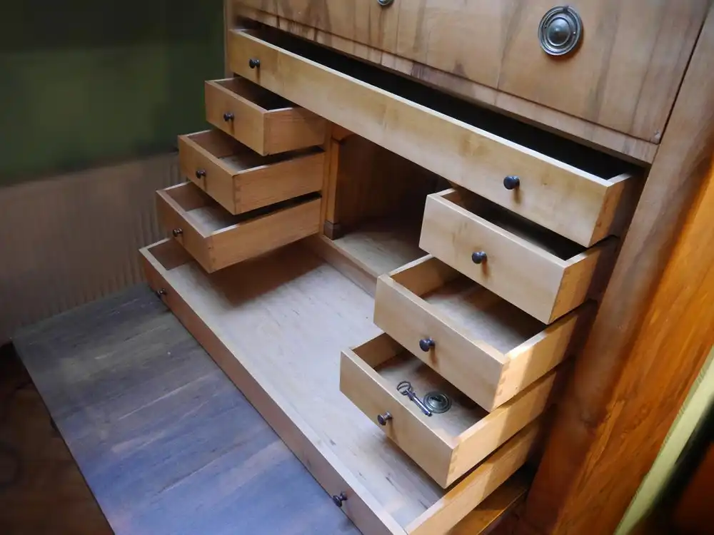 Schreibschrank Biedermeier um 1830, Süddeutsch, Nußbaum furniert 4