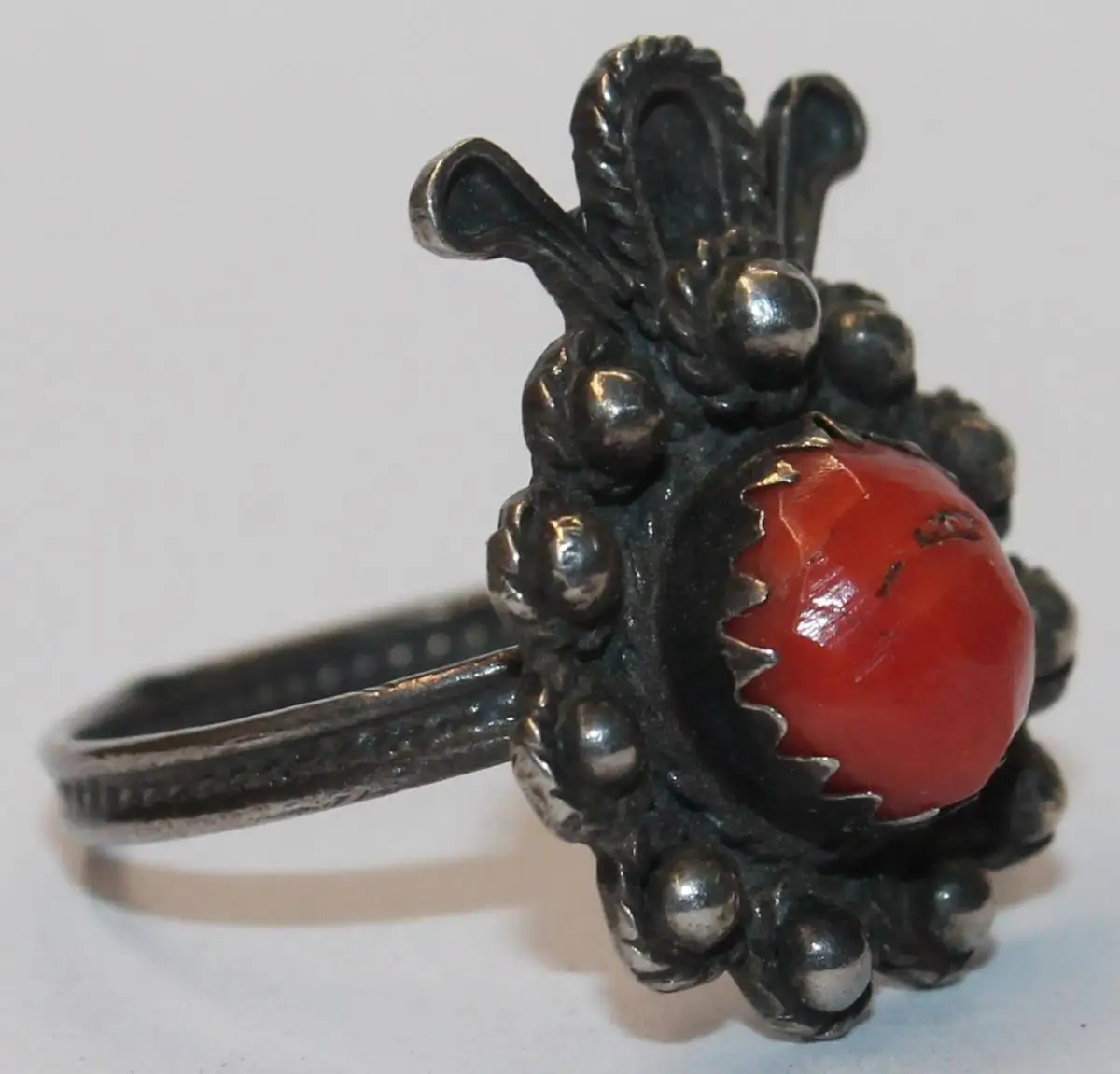 Antiker Silber Ring um mit facettierter Lachskoralle um 1840 / 1860 - Biedermeier Antikschmuck Koralle Facetten Käferform - Milleartifex 1