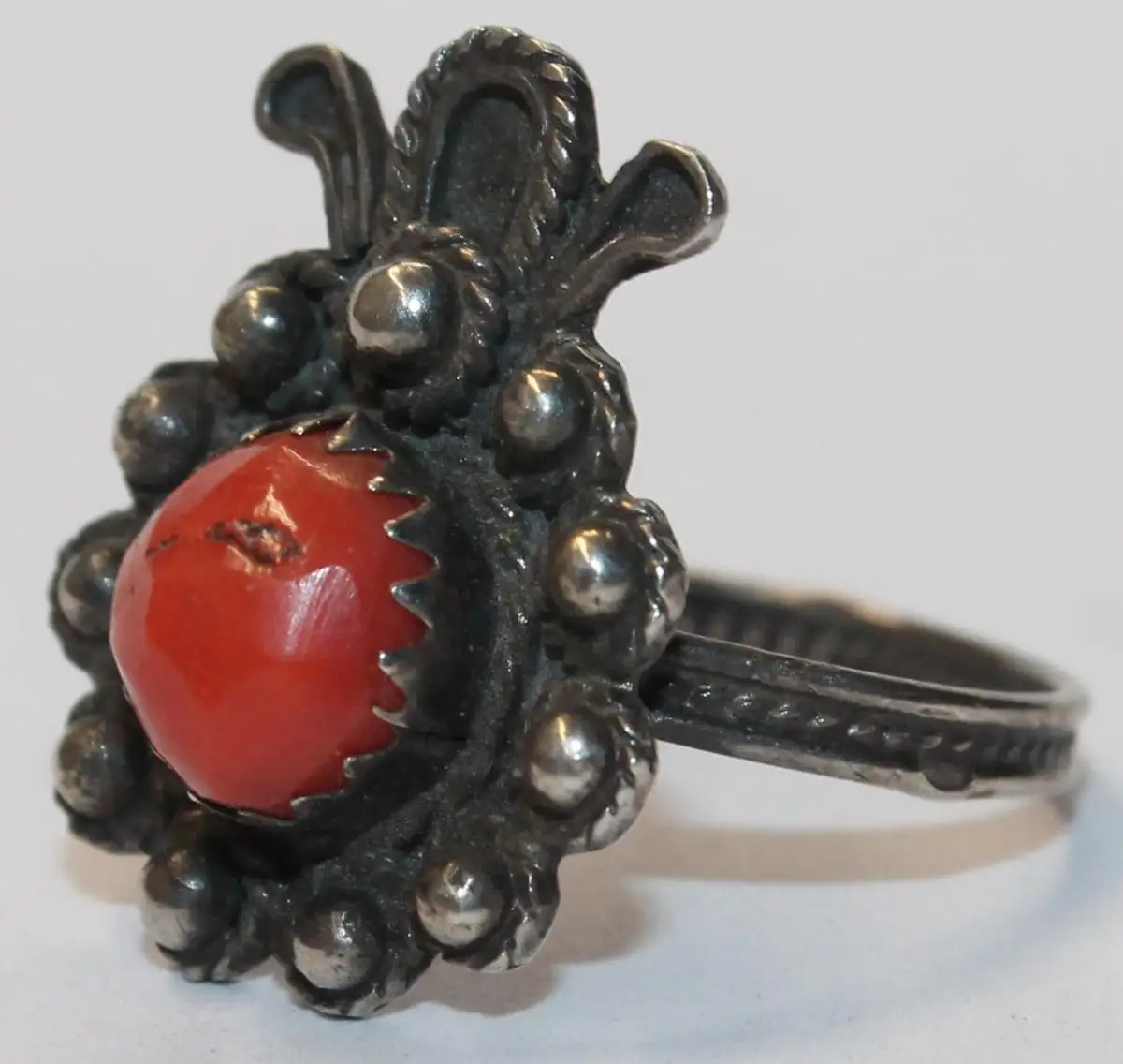 Antiker Silber Ring um mit facettierter Lachskoralle um 1840 / 1860 - Biedermeier Antikschmuck Koralle Facetten Käferform - Milleartifex 2