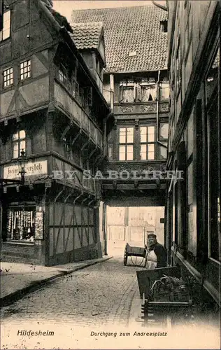 [Echtfotokarte schwarz/weiß] Hildesheim, Durchgang zum Andreasplatz. 