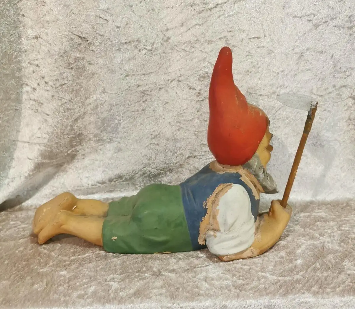 Gartenzwerg liegend 2