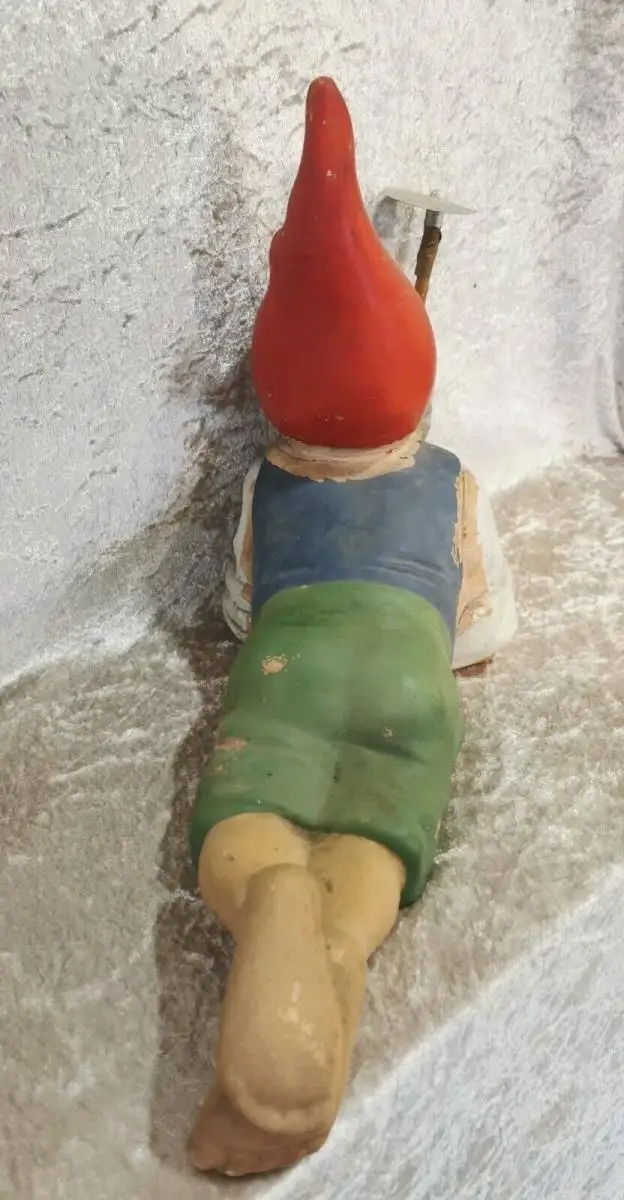 Gartenzwerg liegend 3