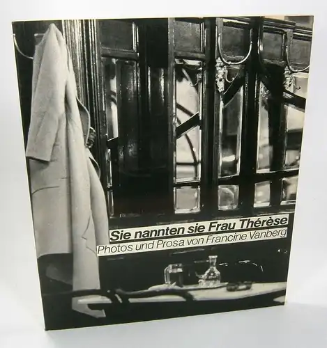 Vanberg, Francine: Sie nannten sie Frau Thérèse. Photos und Prosa von Francine Vanberg. Aus dem Französischen von Ina Hausherr. 