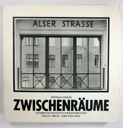 Winkler, Gertraud: Zwischenräume. Gebaute und soziale Formation in ihren Wechselbeziehungen. Essays. Fotos: Walter Heinisch. (Österreichisches Institut für Bauforschung). 