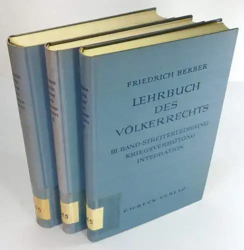 Berber, Friedrich: Lehrbuch des Völkerrechts. 3 Bände: I. Band: Allgemeines Friedensrecht.II. Band: Kriegsrecht.III. Band: Streiterledigung, Kriegsverhütung, Integration. 