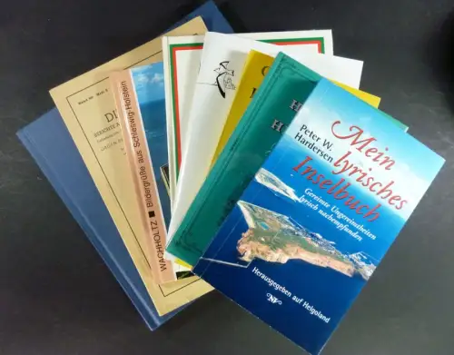 (Div. Autoren): Helgoland. Konvolut von 10 Büchern.  1. Popkes: Helgoland oder der Indianer auf der Düne. Isensee Vlg., 108 S, mit Abb.2. Die Vogelwarte.. 