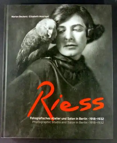 Beckers, Marion / Elisabeth Moortgat: Die Riess. Fotografisches Atelier und Salon in Berlin 1918 1932. Photographic Studio and Salon in Berlin 1918 1932. Mit Beiträgen.. 