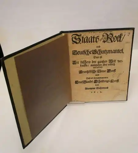 [Hosmann, Gottlieb]: Staats-Rock / und Deutsche Schutzmantel. Das ist Der bißhero der gantzen Welt verkauffte / nunmehro aber redlich entlarvte Frantzösische Blaue Dunst und Deß schwachscheinenden Deutschlands-Erhaltungs-Kunst von Anonymo Wahrmund. 