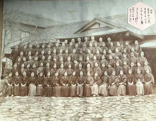 Japan - Fotoalbum. 29 auf schwarzen Karton montierte s/w-Fotografien, darunter 26 Original-Fotografien. Um 1890. 