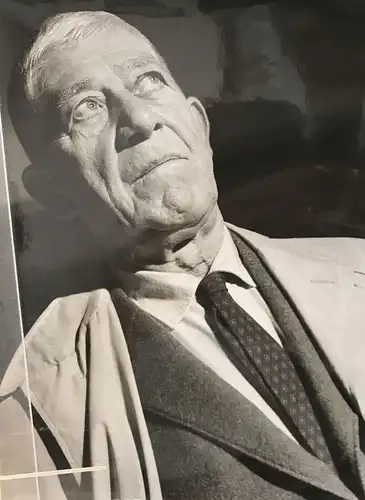 Sello, Ingeborg (1916 Oldenburg - 1982 Hamburg),, Porträt Oskar Kokoschka mit Mantel. Fotografie auf Agfa-Brovira