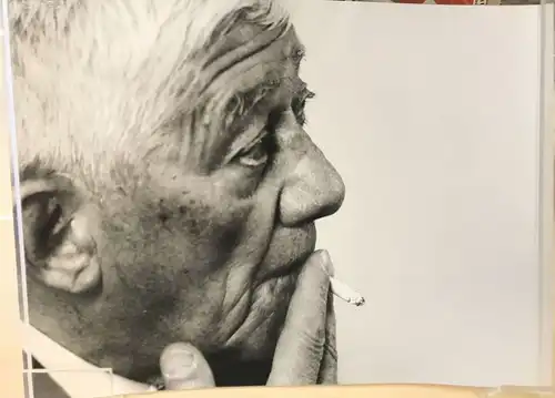 Simon, Sven (1941 - Hamburg - 1980),, Oskar Kokoschka mit Zigarette. Fotografie auf Agfa-Papier