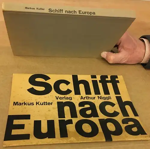 Kutter, Markus: Schiff nach Europa. Synthetischer Roman geschrieben von Markus Kutter 1954-1956. Dédié à l`arbre à l`ombre duquel écrire fut agréable. Optisch organisiert von Karl Gerstner. Originalausgabe. 