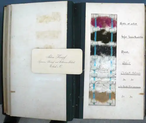 Materialien-Buch. 144 Muster meist gesponnener pflanzlicher (Baumwolle, Flachs und Hanf), tierischer (Wolle und Seide) und mineralischer Fasern (Asbest), gebleicht oder gefärbt, der Tuchfabrik Georg Wilhelm Kumpf. 