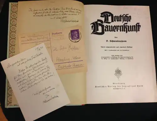 Schwindrazheim, Oskar: Deutsche Bauernkunst. Zweite umgearbeitete und erweiterte Auflage. Widmungsexemplar. Beilagen: Zwei handgeschriebene gelaufene Postkarten von O. Schwindrazheim, datiert 18.4.40 u. 15.7.42.