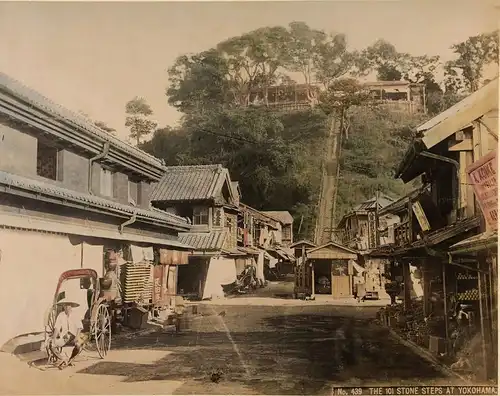 Japan - Lackalbum mit 48 handkolorierten Original-Fotografien vom Ende 19. Jahrhunderts, montiert auf 24 starke Kartonblätter. / Original japanese coloured lacquer album over wooden boards with 48 vintage albumin prints at the end of 19th Century. 
