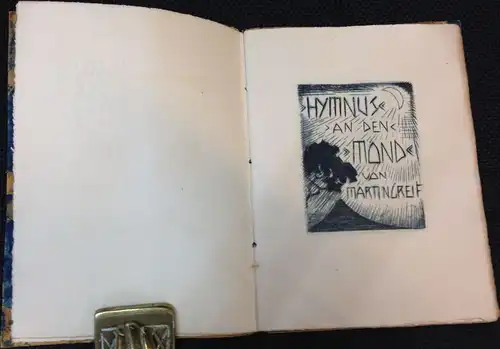 Greif, Martin: Hymnus an den Mond. [Band 11 der Miniatur-Kunstgaben]. 24 einseitig bedruckte radierte Blätter mit ill. Titelbblatt, 5 ganzseitigen Illustrationen und 6 Textseiten. Radiert und signert von Leopold Thieme. 