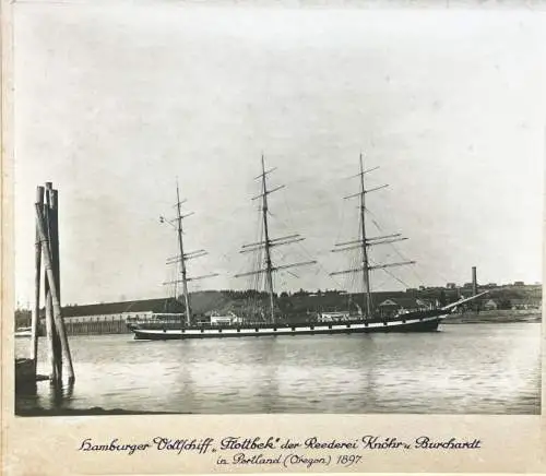 Hamburger Vollschiff "Flottbek" der Reederei Knöhr u. Burchardt in Portland (Oregon) 1897. Albumindruck auf Karton, unter Passepartout