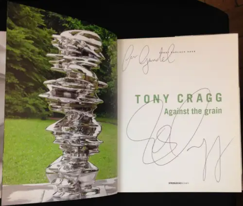 Müller, Karsten, Jon Wood und Tony Cragg: Tony Cragg. Against the grain. Erschienen anlässlich der gleichnamigen Ausstellung im Ernst Barlach Haus 10. Juni bis 30. September 2012. Mit eigenhändiger Widmung des Künstlers auf dem Titelblatt. 
