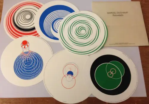 Duchamp, Marcel: Rotoreliefs. Serie 133. Satz von 6 beidseitig mit farbigen Offsetlithos bedruckten Karton-Scheiben in typographisch bedruckten Originalpergaminumschlag. 1987. Nachdruck des Originals von 1935. 