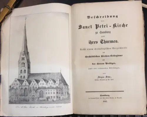 Suhr, Jürgen: Beschreibung der Sanct-Petri-Kirche zu Hamburg und ihres Thurmes. Nebst einem chronologischen Verzeichnisse des Hochlöblichen Kirchen-Collegiums und der Herren Prediger, sowie vier erläuternden Abbildungen. 