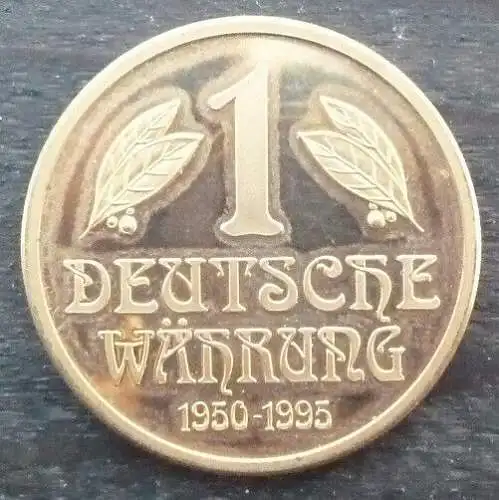 1 DEUTSCHE WÄHRUNG 1950-1995, vergoldete Medaille.