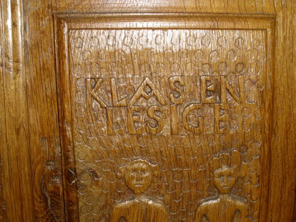 Hochzeitstruhe, Eichenholz, geschnitzt, Niederrhein/Westfalen, Ende 18. Jh. 11