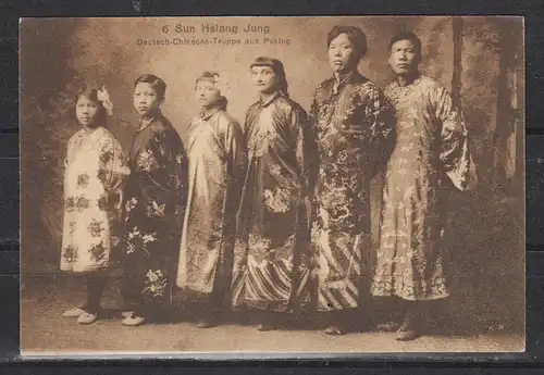 [Echtfotokarte schwarz/weiß] 6 Sun Hsiang Jung Deutsch-Chinesen-Truppe aus Peking. 
