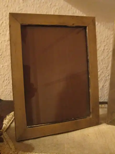 2 identische Bilderrahmen zum Aufstellen,  guillochiert, Silber 800 gepunzt & Holz, um 1927 1