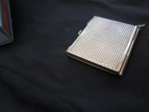 Miniatur- Fotorahmen als Anhänger zum Aufklappen, guillochiert , Silber 800 gepunzt