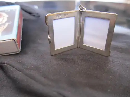 Miniatur- Fotorahmen als Anhänger zum Aufklappen, guillochiert , Silber 800 gepunzt