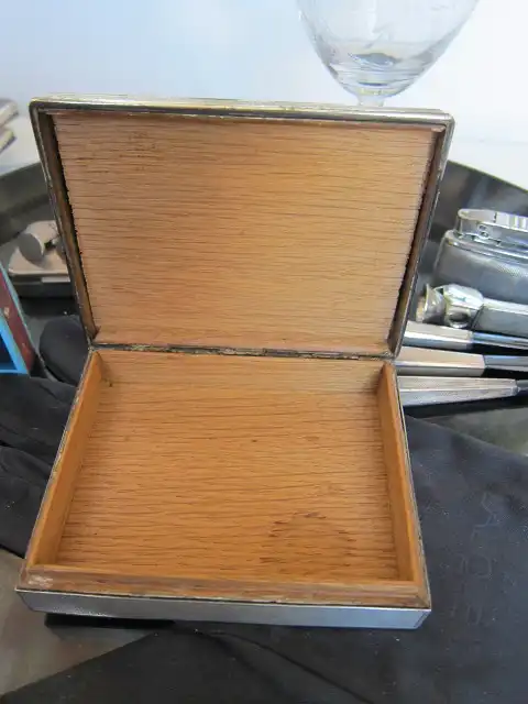 C W WIDMANN Zigarettendose  guillochiert , Silber 835 gepunzt, Holzeinsatz 7