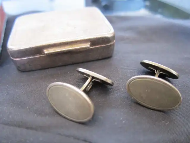 2 ovale Manschettenknöpfe in eckiger Tabatiere / Pillendose, Silber 800 gepunzt, guillochiert 1