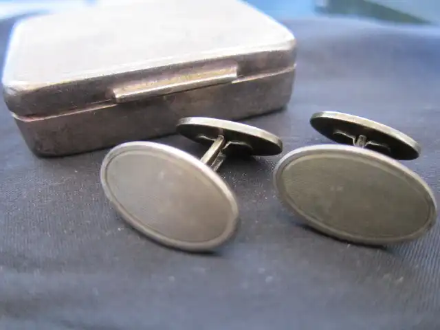 2 ovale Manschettenknöpfe in eckiger Tabatiere / Pillendose, Silber 800 gepunzt, guillochiert 2