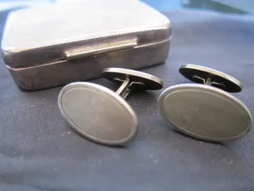 2 ovale Manschettenknöpfe in eckiger Tabatiere / Pillendose, Silber 800 gepunzt, guillochiert